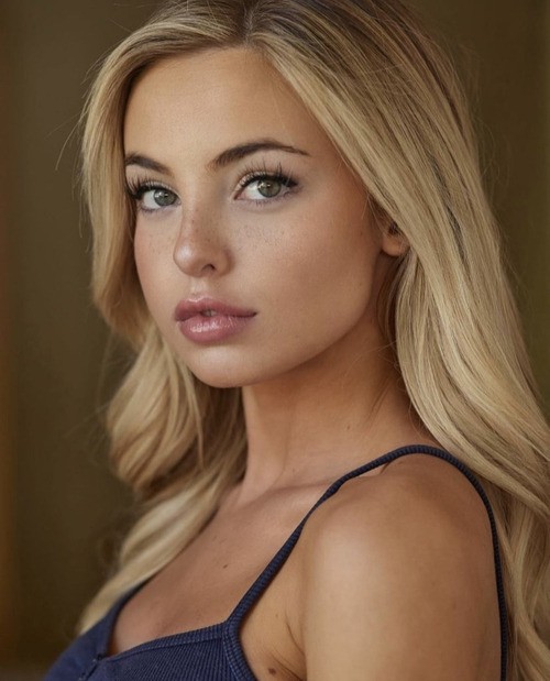 Emma Kotos — what she looks like